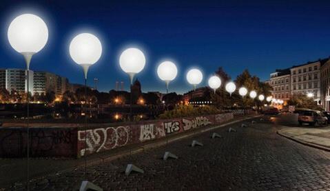 Um muro feito de luzes. / A wall made of lights. Foto: ?