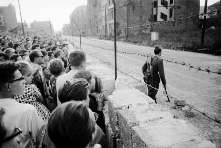 Moradores da Berlim Ocidental observam Berlim Oriental logo após a construção do muro em 1961. / People from West Berlin observe East Berlin right after the construction of the wall. Foto: Paul Schutzer / Time & Life Pictures